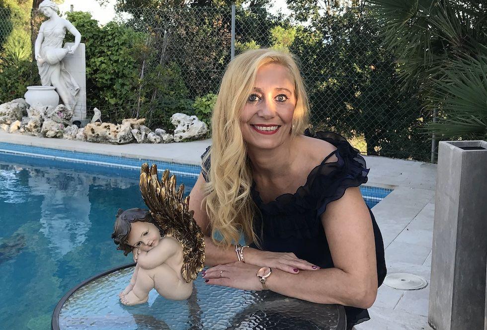 Esther López, terapeuta holística y angelóloga, junto a una figura de ángel en Alella