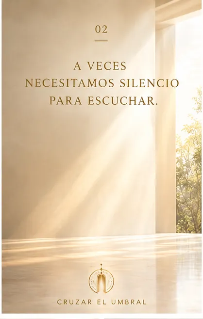 A veces necesitamos silencio para escuchar. Espacio en penumbra con luz entrando desde una ventana.