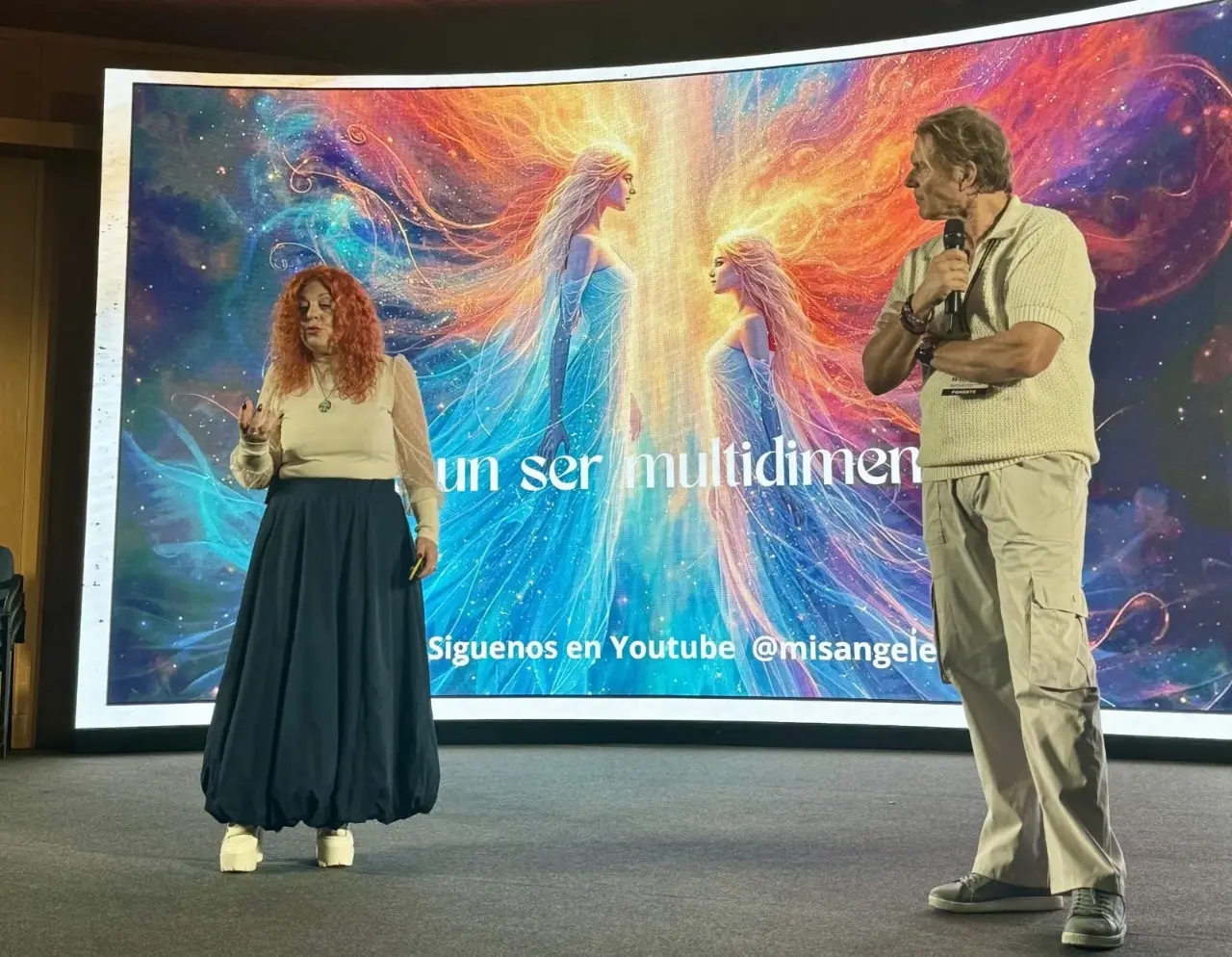 Nuria López and Pere Pascuet on stage at the Ser Ultradimensional conference