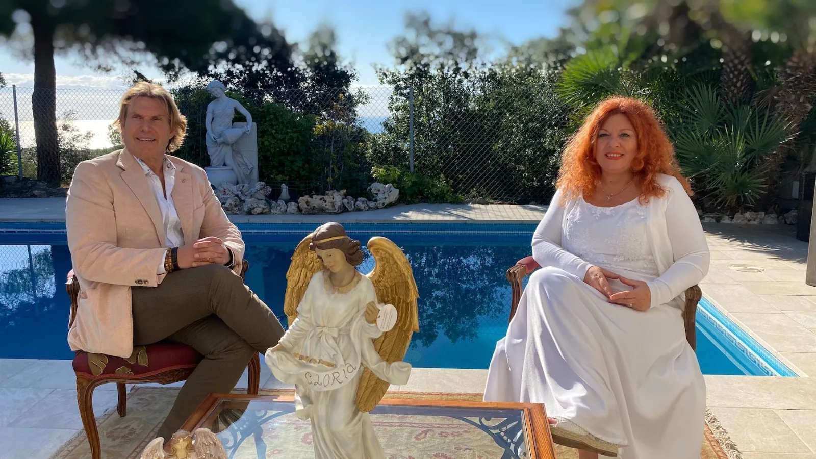Consulta con ángeles junto a la piscina del Museo de los Ángeles
