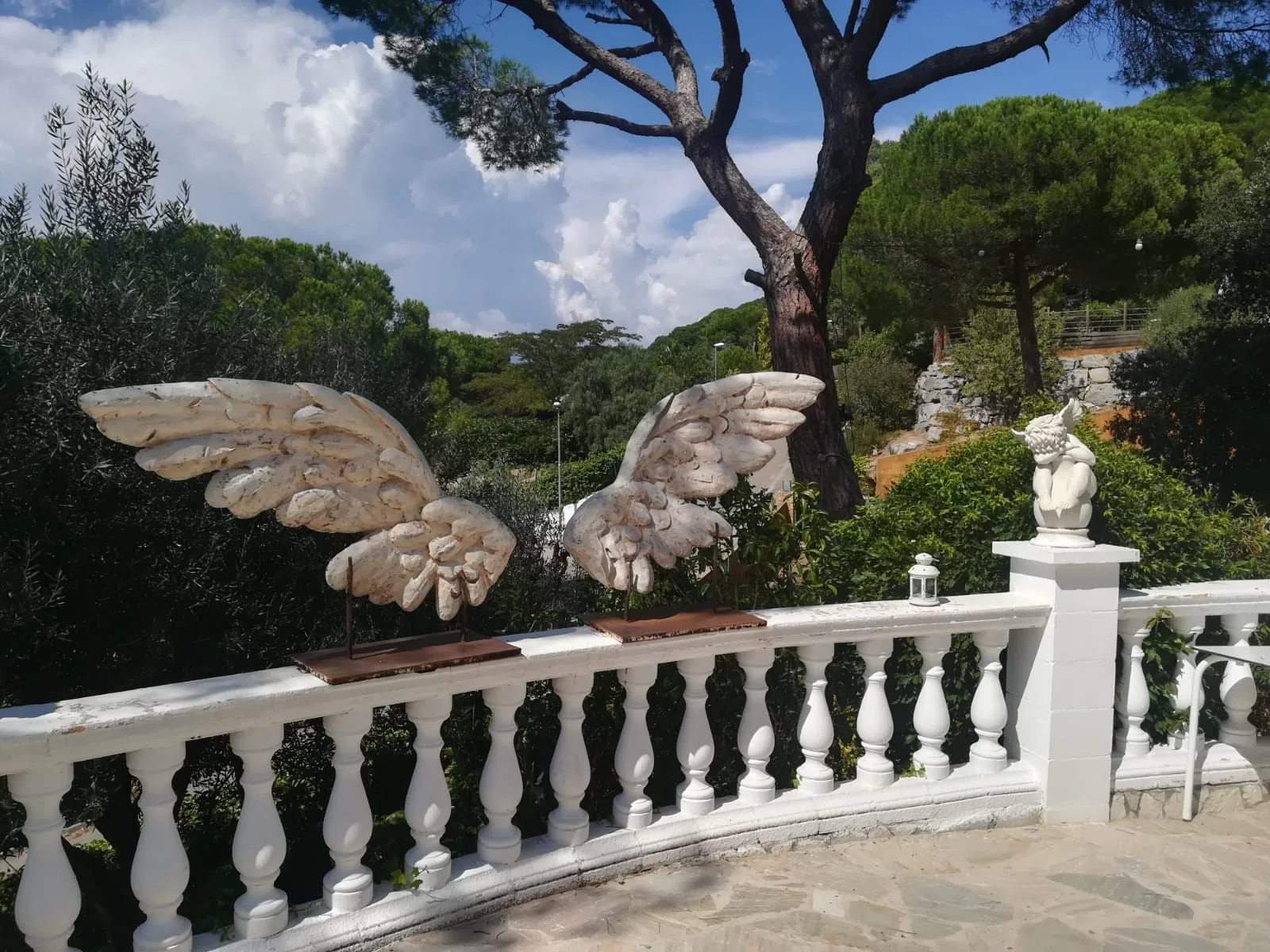 Jardín con esculturas de alas de ángel en el Museo de los Ángeles, Alella (Barcelona)