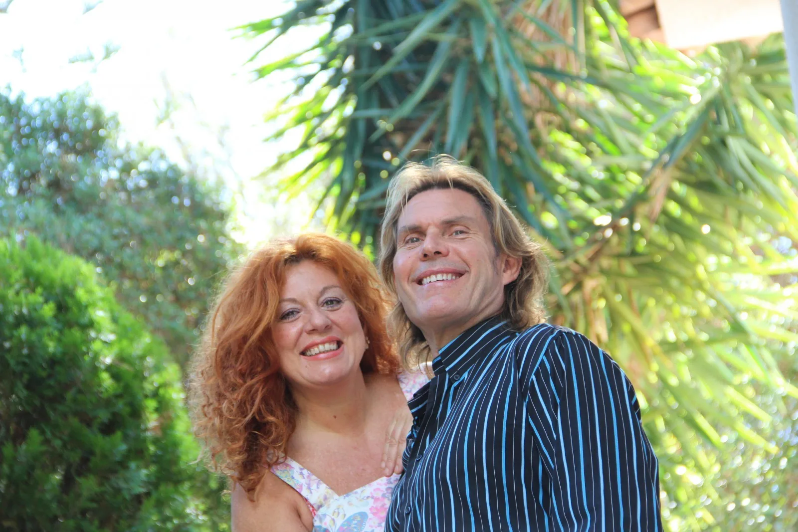Nuria López y Pere Pascuet, angelólogos y escritores, en el jardín del Museo de los Ángeles