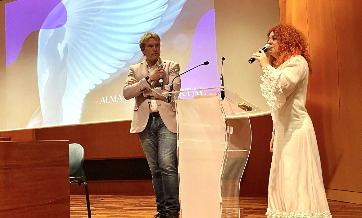 Nuria López and Pere Pascuet at a talk about angels Nuria López and Pere Pascuet giving a talk about angels together